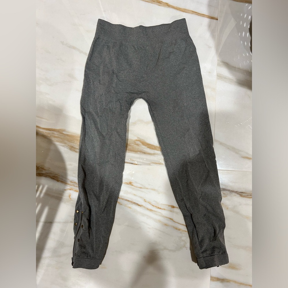 Love culture Preowned 
y2k Capri Leggings Grey sizes small to medium